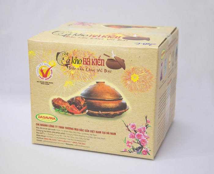 Cá kho được đóng gói cẩn thận trước khi giao cho khách hàng