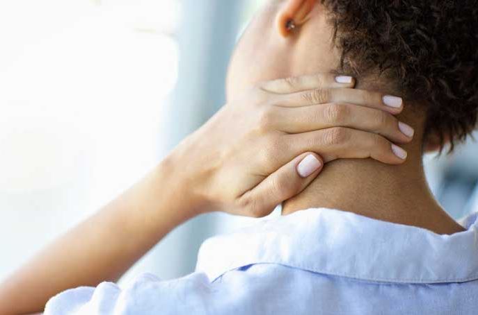 Đau mỏi vai gáy do xem điện thoại
