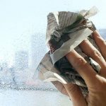 5 Mẹo Lau Kính Sạch Bóng Không Để Lại Vệt Nước (Sáng Loáng Trong 5 Phút)