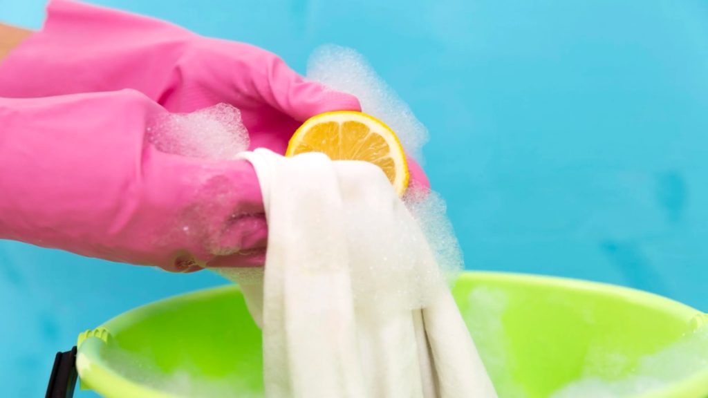 7 Cách Tẩy Vết Mốc Trên Quần Áo Màu Hiệu Quả Tại Nhà (Kinh Nghiệm Xương Máu)